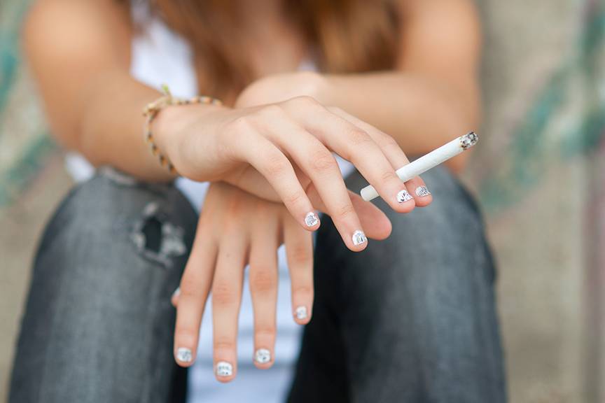 mladistvé dieťa s cigaretou