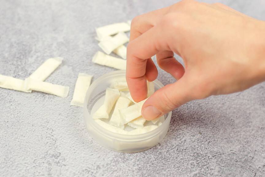 žena berie nikotínové vrecúško