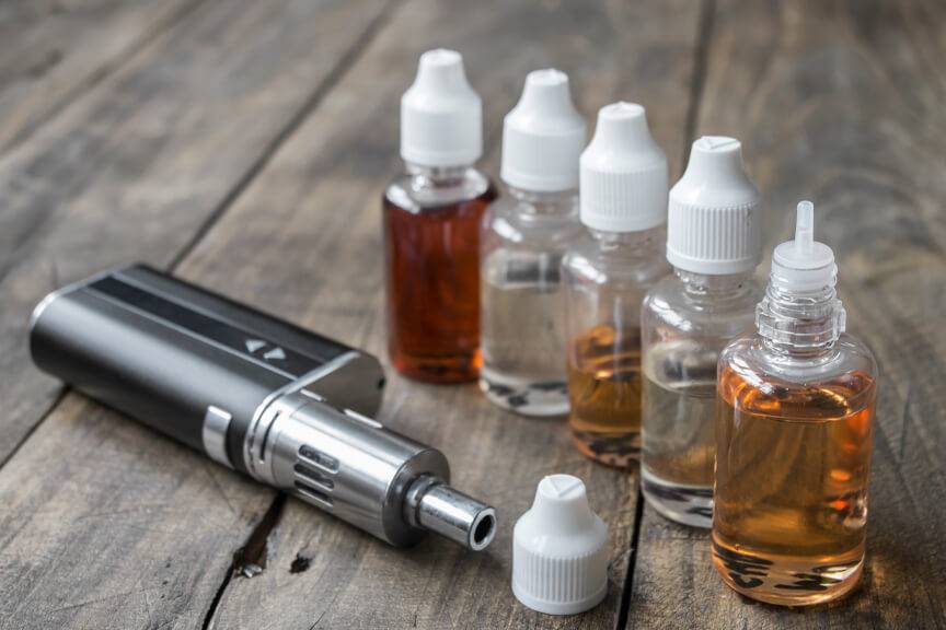 e-cigaretta s nádobami liquidu