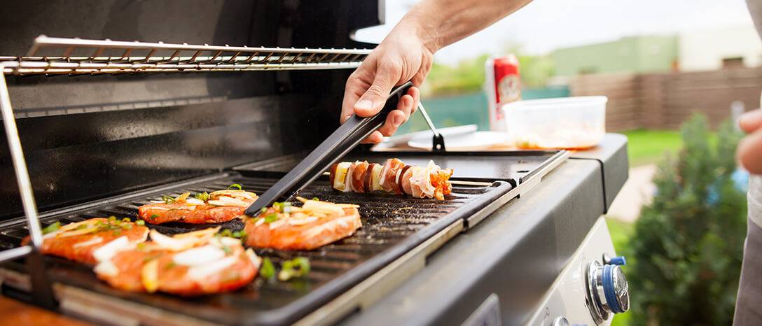 grilované špízy na plynovom grile