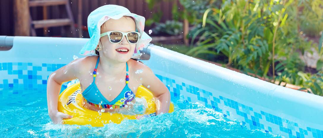 dieťa v detskom bazéne s okuliarmi