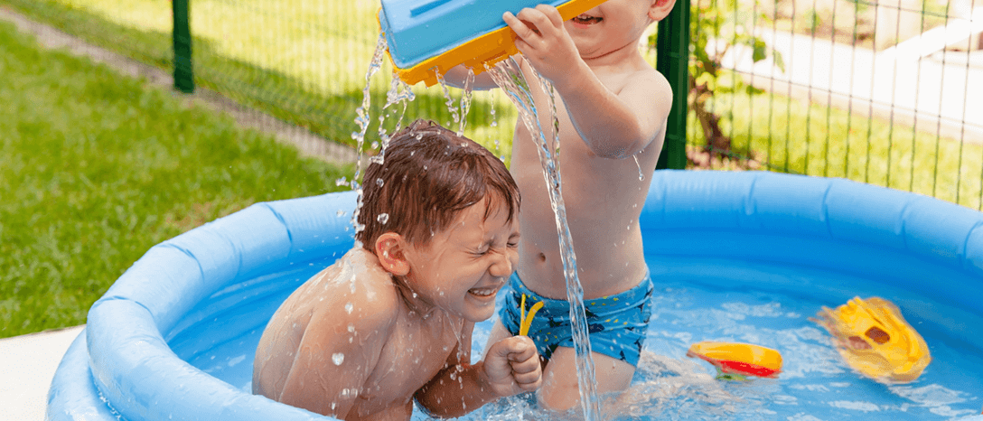 deti baviace sa s hračkami v bazéne