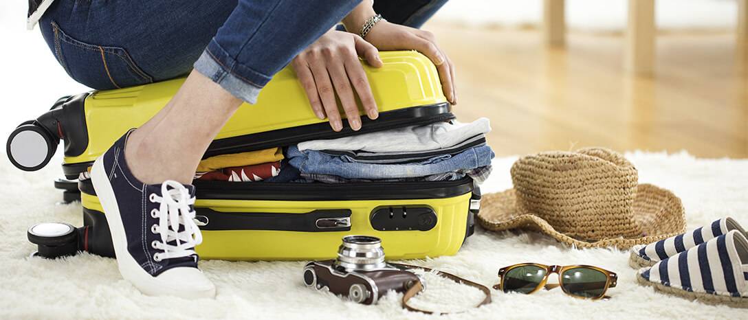 kufor plný vecí na dovolenku k moru