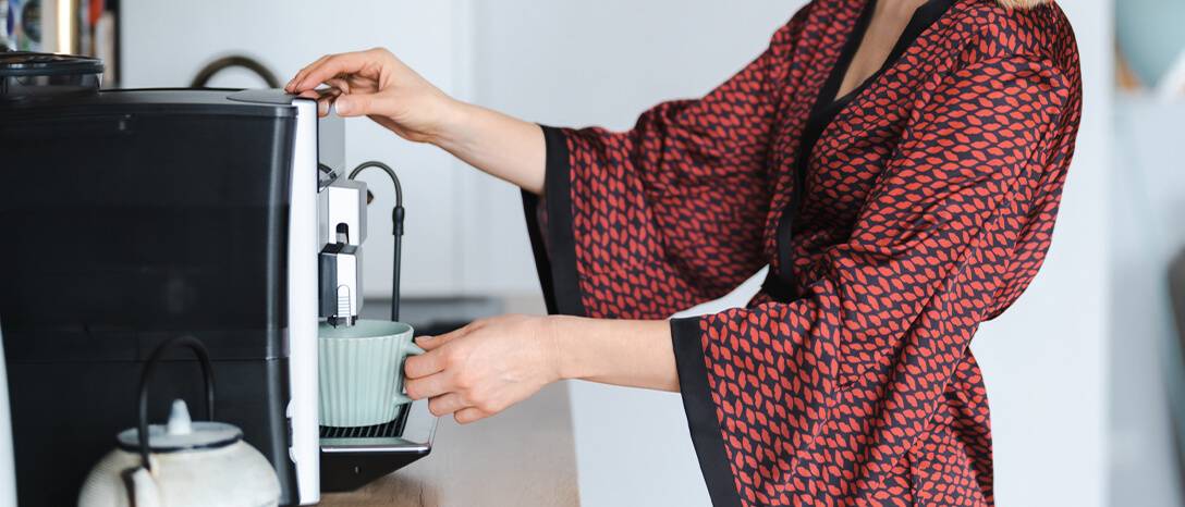 žena s kávovarom doma