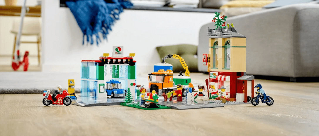 Postavená stavebnica LEGO v obývačke