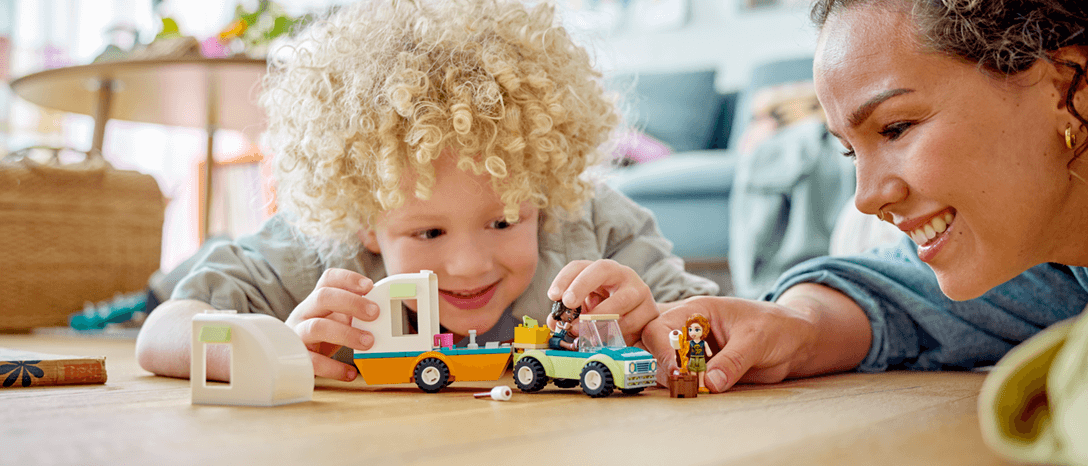 chlapec a mamicka sa hrá s lego friends