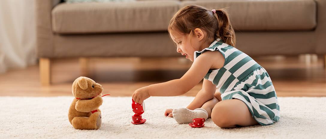 trojročné dievčatko s hračkami