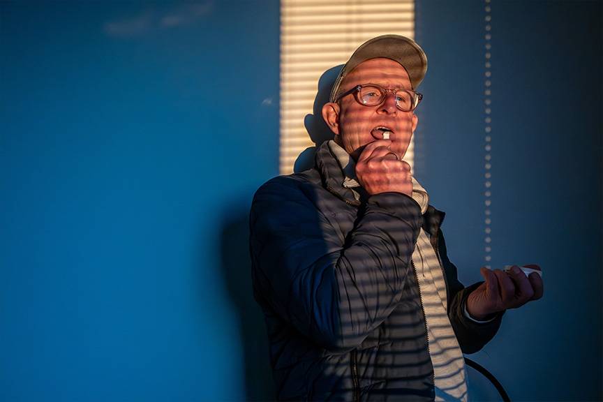 muž užívajúci nikotínové vrecká