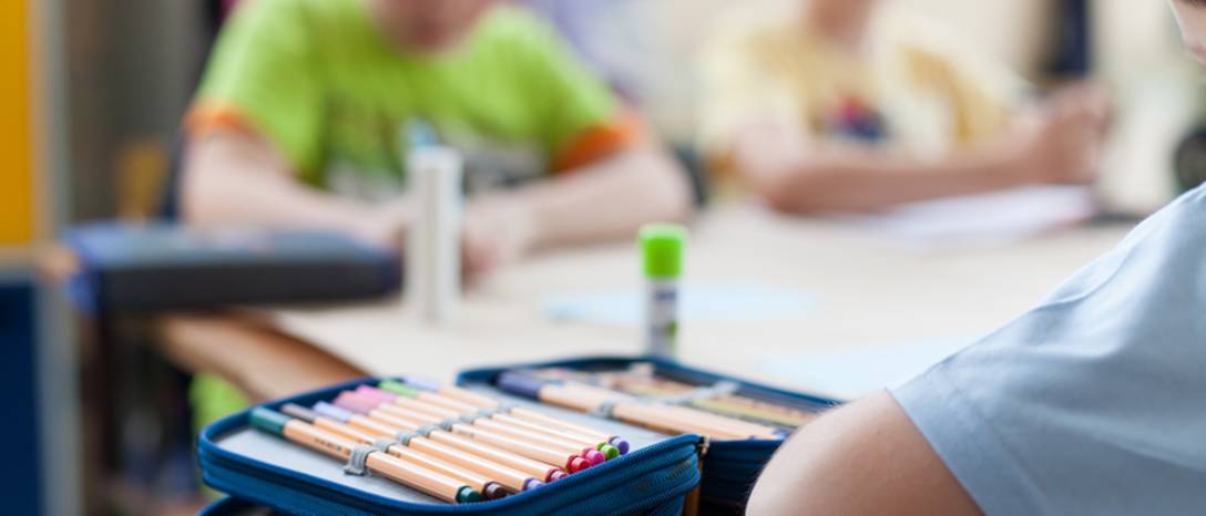 školský peračník na stole prváka