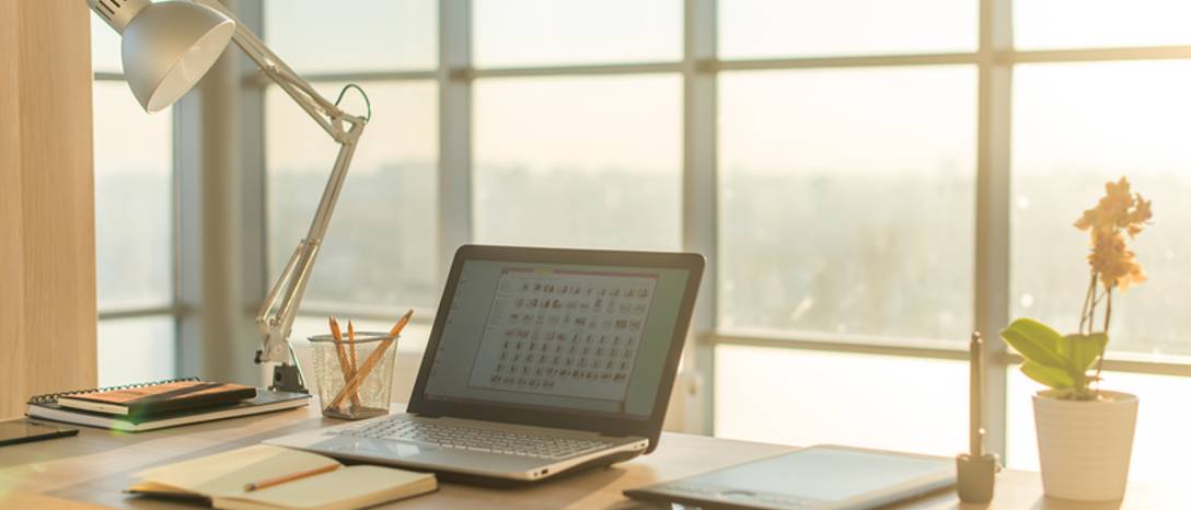 uprataný pracovný stôl